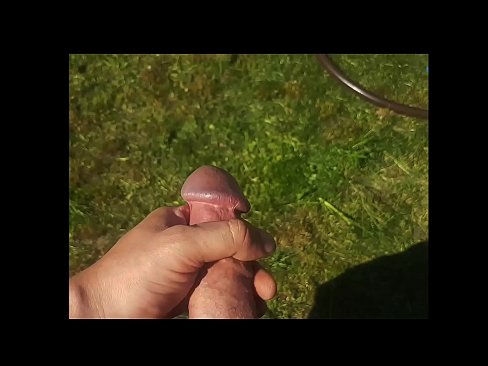 ❤️ Keçika germ di bexçeyek havînê de pisîka xwe ya pembe diqelişe û bi şuştinê dixe. ️❌ Porno li ku.osagoassist.ru ❌
